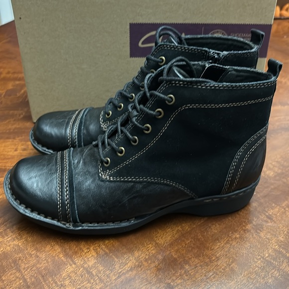 Clarks soft cushion 16724 black leather zip ankle laceup boots Size 6.5 W - Picture 5 of 8